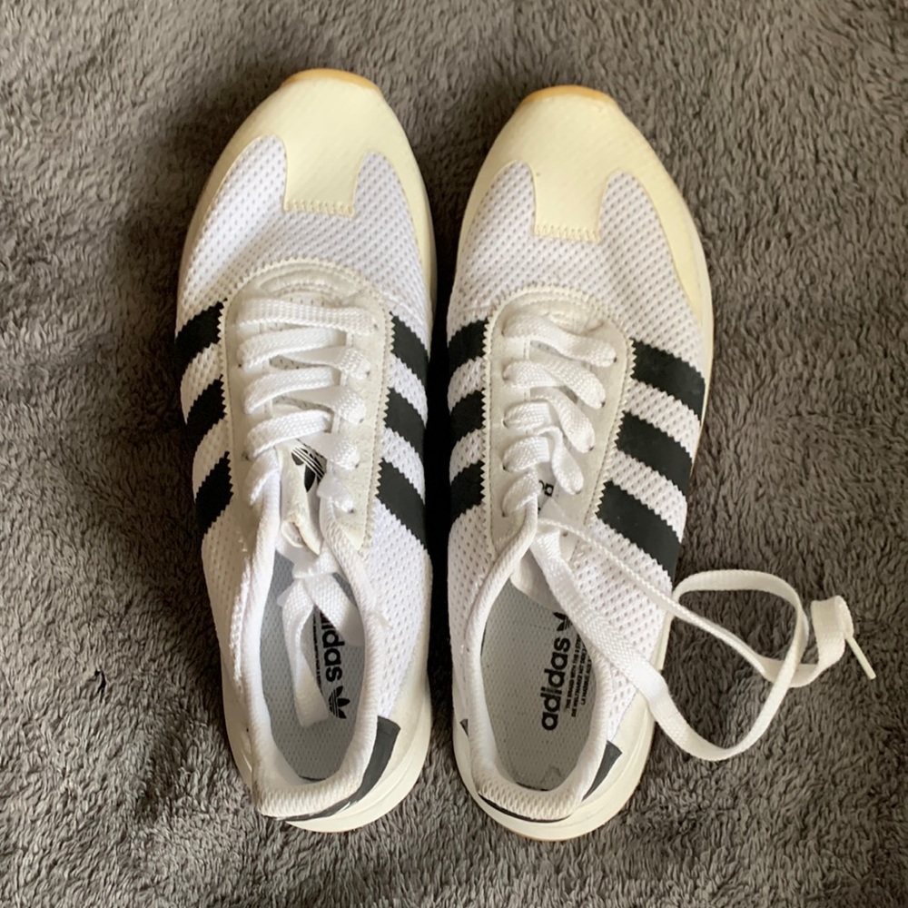 Brand new never worn womens adidas classic sneakers!